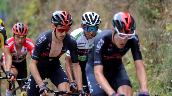 El colombiano Egan Bernal (2d), Ineos Grenadiers, durante la decimoctava etapa de la Vuelta disputada, este jueves, entre Salas (Asturias) y el Alto de Gamoniteiru (Asturias), con un total de 162,6 km de recorrido. EFE/Manuel Bruque Egan Bernal