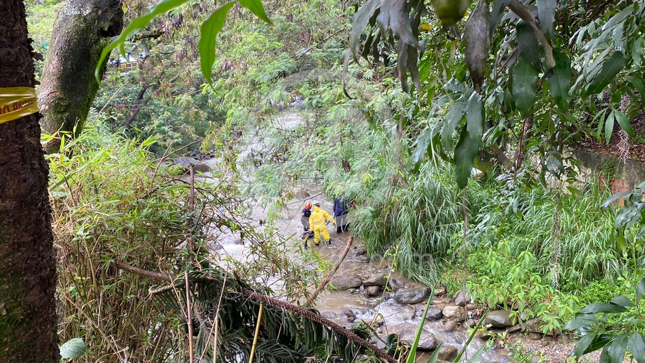 EN FOTOS: En una quebrada de Envigado hallaron el cuerpo de un adulto mayor 2 ENVIGADO