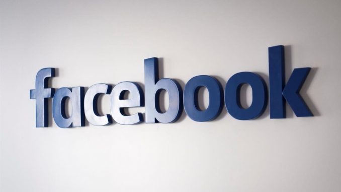 En la imagen, el logo de Facebook. EPA/GIAN EHRENZELLER/Archivo Facebook