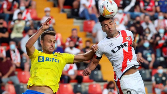 El delantero colombiano del Rayo Vallecano Radamel Falcao (d) y el defensa del Cádiz Cala en el partido de LaLiga entre el Rayo y el Cádiz del pasado domingo en el estadio de Vallecas. EFE/ Juanjo Martín Falcao