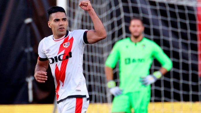 El delantero colombiano del Rayo Vallecano Radamel Falcao celebra el segundo gol de su equipo en el partido de LaLiga entre el Rayo y el Cádiz, disputado el domingo pasado. EFE/ Juanjo Martín Radamel Falcao