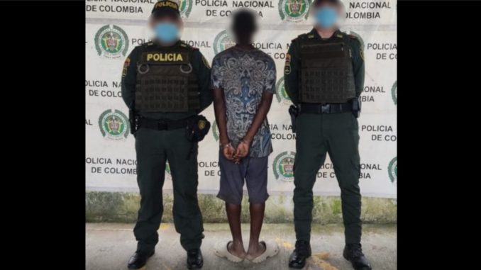 A este lo pillaron robándose un aire acondicionado en Urabá A este lo pillaron robándose un aire acondicionado en Urabá