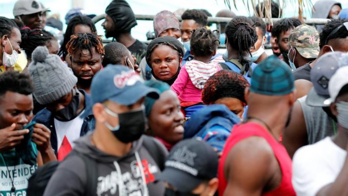 Fotografía del 3 de mayo de 2021 de migrantes de diversas partes del mundo mientras esperan transporte fluvial o marítimo para dirigirse a Capurganá, desde el embarcadero de Necoclí (Colombia). EFE/ Mauricio Dueñas Castañeda frontera de Colombia y Panamá