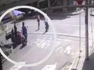 VIDEO: ¡No hay derecho! Le robó las ganancias a la señora de un puesto de arepas 1 hombre