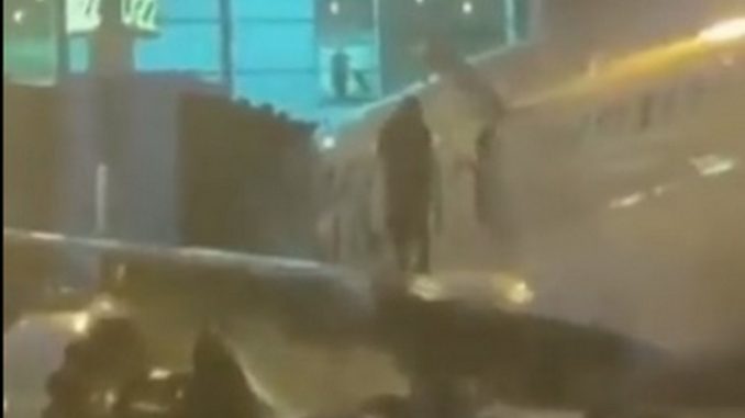 hombre ala avion miami cali