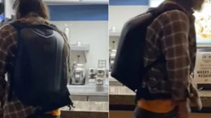 hombre orino en una caja registradora