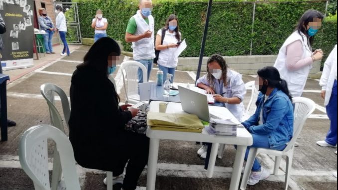 Familias de la comuna 13 de Medellín entregan muestras de ADN para continuar con la búsqueda de los desaparecidos Familias de la comuna 13 de Medellín entregan muestras de ADN para continuar con la búsqueda de los desaparecidos