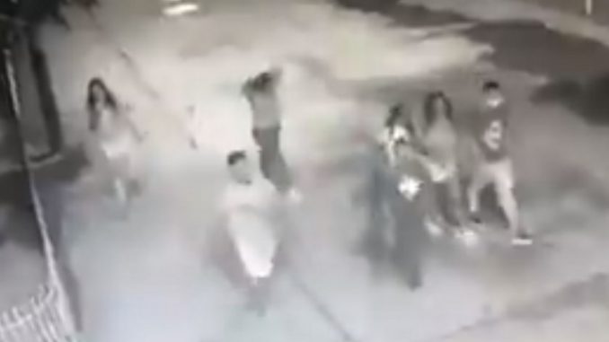 Revelan VIDEO de jóvenes caminando antes de ser atropellados en Santa Marta Revelan VIDEO de jóvenes caminando antes de ser atropellados en Santa Marta