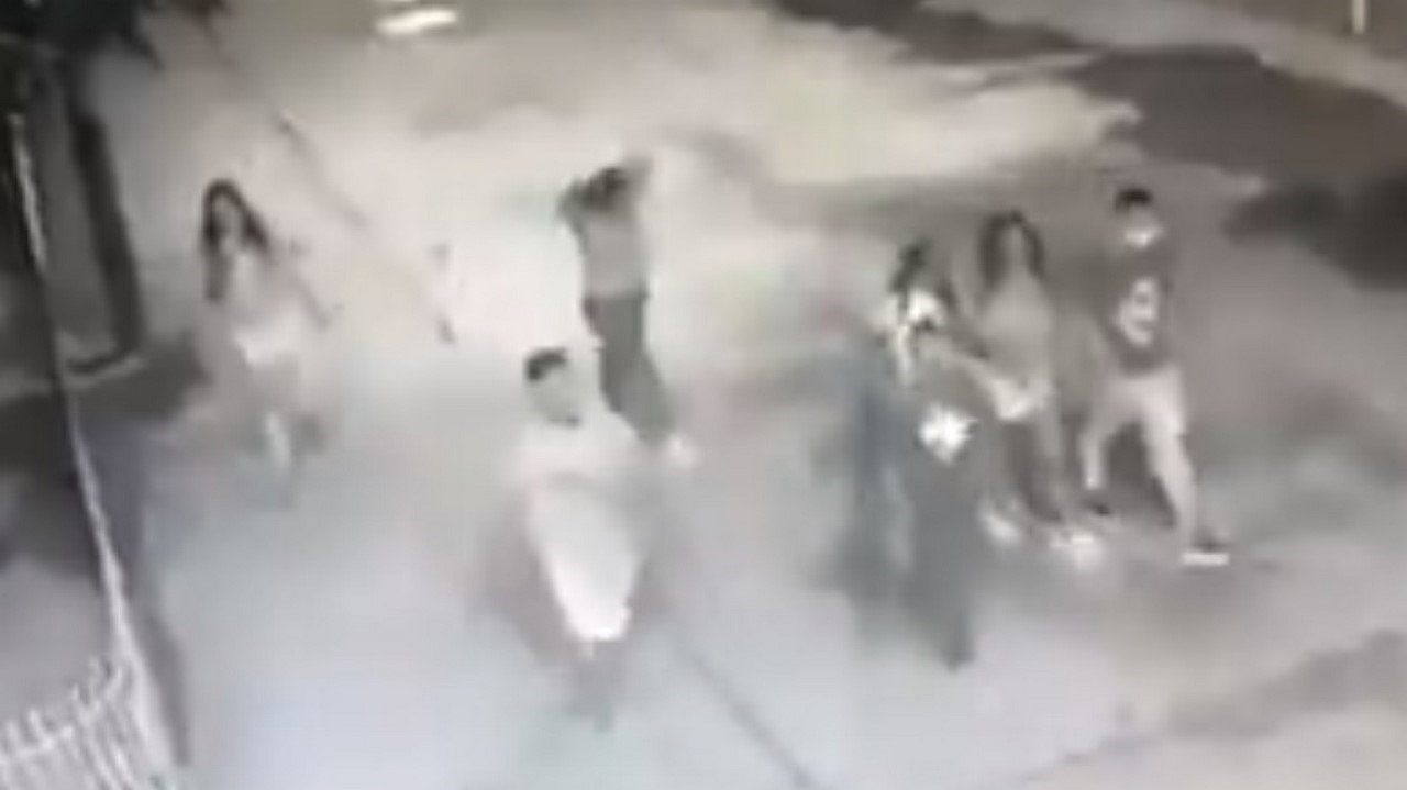 Revelan VIDEO de jóvenes caminando antes de ser atropellados en Santa Marta