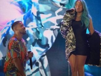 Karol G se unió a Romeo Santos en pleno concierto para cantar “Obsesión” 1 karol g aventura romeo santos