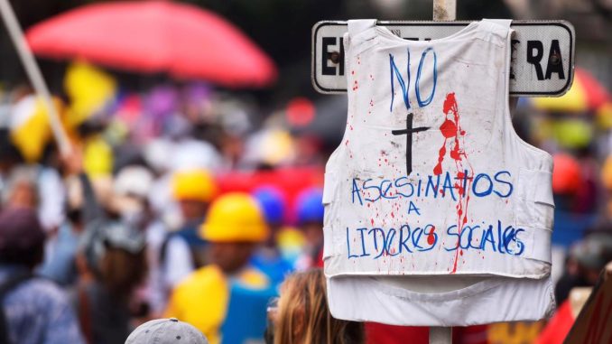 Fotografía de archivo de un chaleco con mensaje que pide el alto a los asesinatos de líderes sociales mientras cuelga de un aviso de tránsito en Cali (Colombia). EFE/ Ernesto Guzmán Jr liderazgos sociales