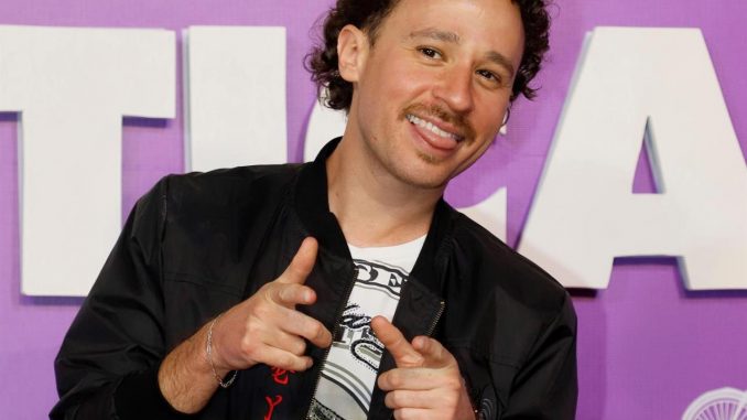Fotografía de archivo fechada el 10 de marzo de 2020 y cedida hoy por Photoamc que muestra al youtuber mexicano Lusito Comunica mientras posa en una alfombra roja. EFE/Photoamc Luisito comunica