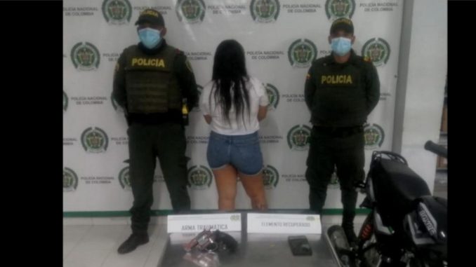 Ciudadanos desarmaron a un tipo que los intentó robar, el delincuente recibió dos impactos de bala Ciudadanos desarmaron a un tipo que los intentó robar, el delincuente recibió dos impactos de bala