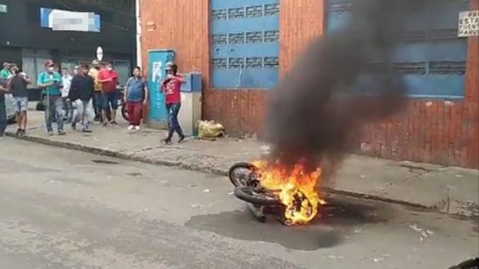A presuntos ladrones les quemaron la moto en Bucaramanga A presuntos ladrones les quemaron la moto en Bucaramanga