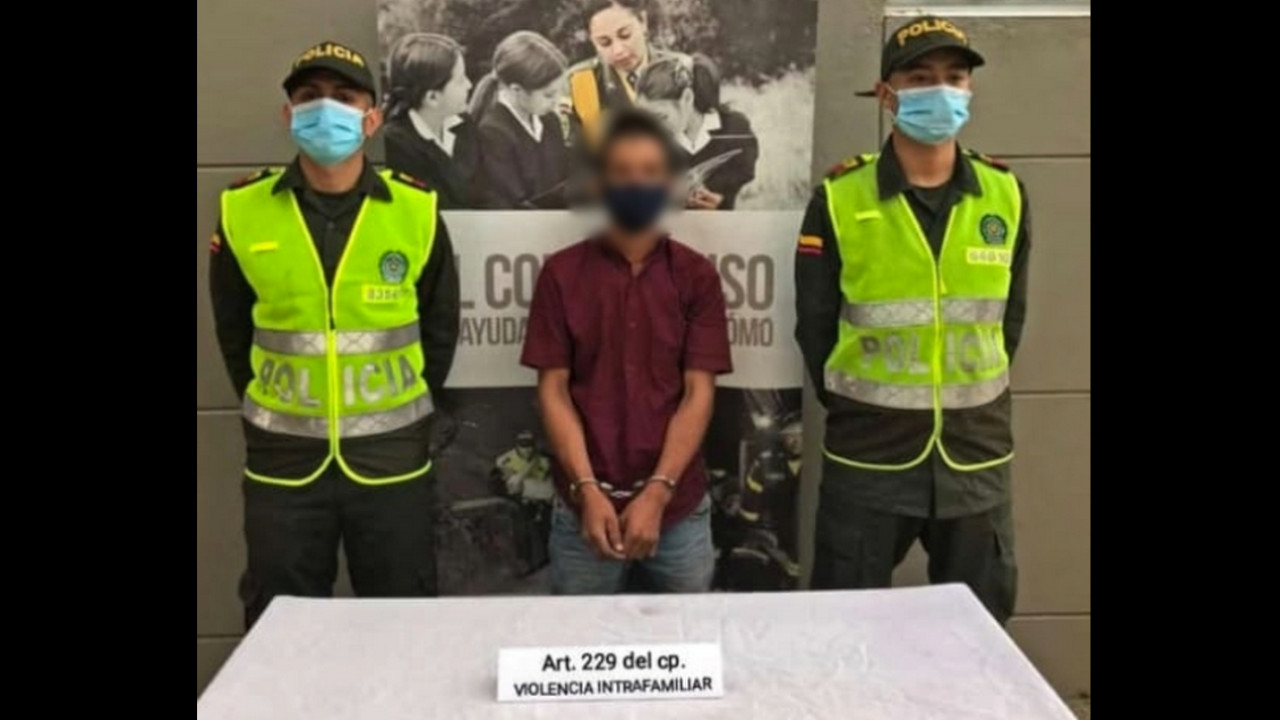 ¡Desgraciado! Lo descubrieron pegándole a la mamá