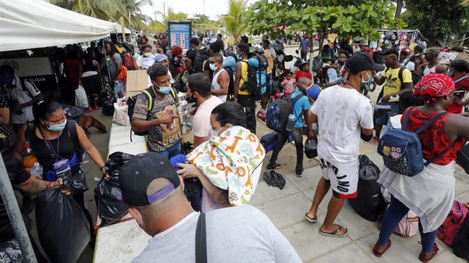 Imagen de archivo de migrantes de diversas partes del mundo comprando tiquetes para Capurganá, en el embarcadero de Necoclí (Colombia). EFE/ Mauricio Duenas Castañeda Necoclí