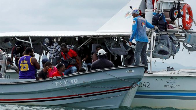 Migrantes haitianos viajan con sus pertenencias hacia un campamento donde pasarán la noche para iniciar su viaje hacia el Tapón del Darién, el 27 de septiembre de 2021, en Acandi (Colombia). EFE/ Mauricio Dueñas Castañeda migración haitiana