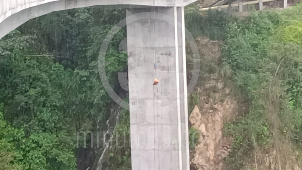 EN FOTOS Y VIDEO: Encontraron un muerto en los bajos de un puente en construcción en Palmitas 12 Palmitas