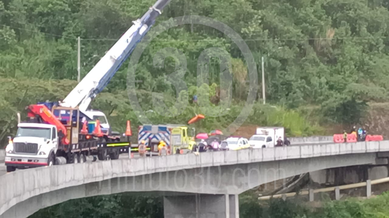 EN FOTOS Y VIDEO: Encontraron un muerto en los bajos de un puente en construcción en Palmitas 13 Palmitas