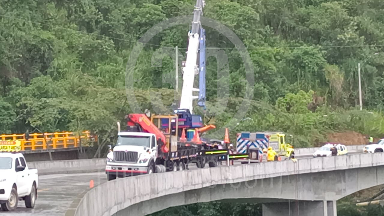 EN FOTOS Y VIDEO: Encontraron un muerto en los bajos de un puente en construcción en Palmitas 2 Palmitas