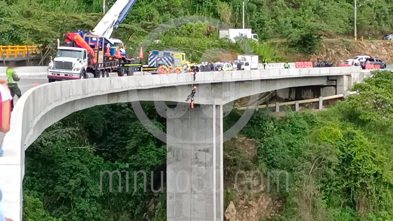 EN FOTOS Y VIDEO: Encontraron un muerto en los bajos de un puente en construcción en Palmitas 11 Palmitas
