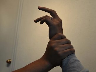 Mujer golpeada por su esposo pide que no lo envíen a prisión porque le debe al banco 1 mujer