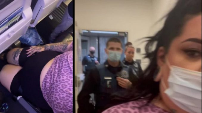 mujer bajaron avion atuendo