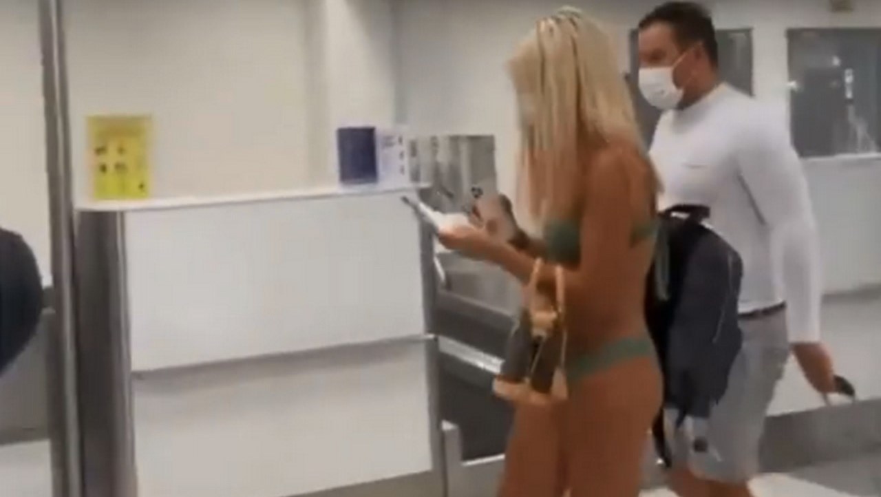 “Al menos llevaba tapabocas”, captan a mujer portando solo un bikini en aeropuerto