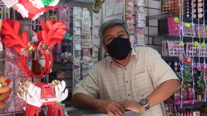 Un comerciante trabaja en su tienda de juguetes y artículos navideños en Quito (Ecuador), en una fotografía de archivo. EFE/Daniela Brik Navidad en familia