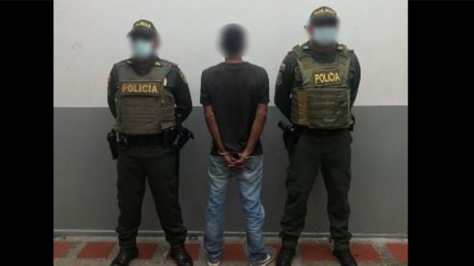 ¡Abusivo! Le pidió agua a una señora pero era para robarle el bolso que tenía en la sala de la casa ¡Abusivo! Le pidió agua a una señora pero era para robarle el bolso que tenía en la sala de la casa