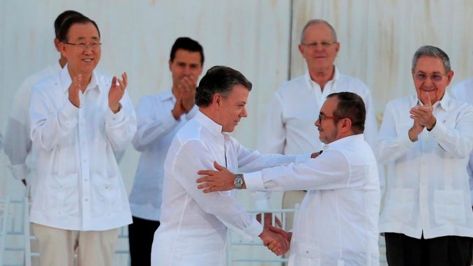 El presidente de Colombia, Juan Manuel Santos (c-i) y el máximo líder de las FARC, Rodrigo Londoño(c-d), alias "Timochenko", se saludan tras firmar el acuerdo de paz, el 26 de septiembre de 2016, en Cartagena (Colombia). EFE/Ricardo Maldonado acuerdo de paz