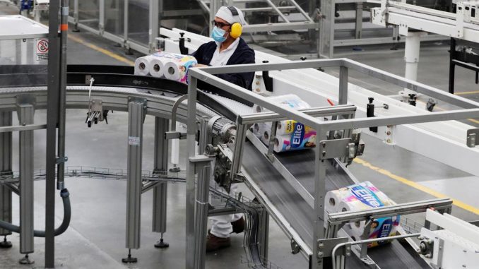 La industria manufacturera registró en julio de 2021 un aumento de 20,1 %, aportando 12,3 puntos porcentuales a la variación tota, según el Departamento Administrativo Nacional de Estadística de Colombia (DANE). En la imagen un registro de archivo general de una fábrica de papel en Gachancipá (Colombia). EFE/Carlos Ortega Producción Industrial