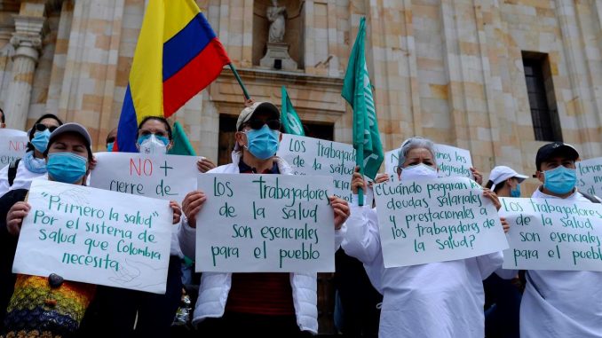 Trabajadores de la salud participaronen una manfiestación contra las políticas del Gobierno de Iván Duque, en Bogotá (Colombia). Colombia asistió este martes a una nueva jornada de manifestaciones contra el Gobierno de Iván Duque, para demandar una reforma policial, el cese de la violencia contra los líderes sociales y el respeto a los Acuerdos de Paz. EFE/Vannessa Jiménez G colombianos