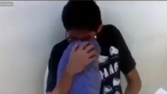 ¡Qué pena! Joven se empezó a tocar en medio de la clase virtual y se le olvidó apagar la cámara ¡Qué pena! Joven se empezó a tocar en medio de la clase virtual y se le olvidó apagar la cámara