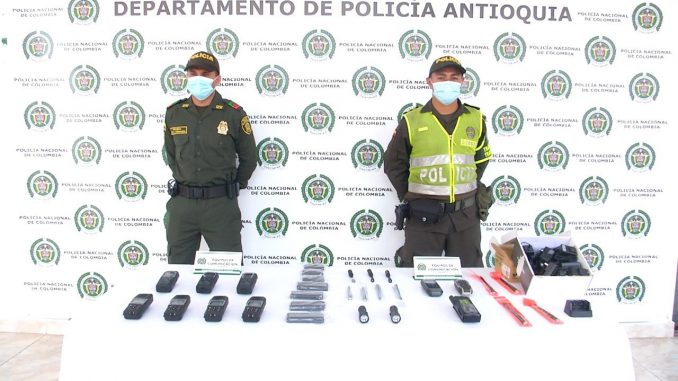 Encontraron sofisticados radios de comunicación en la vía Medellín - Urabá Encontraron sofisticados radios de comunicación en la vía Medellín - Urabá