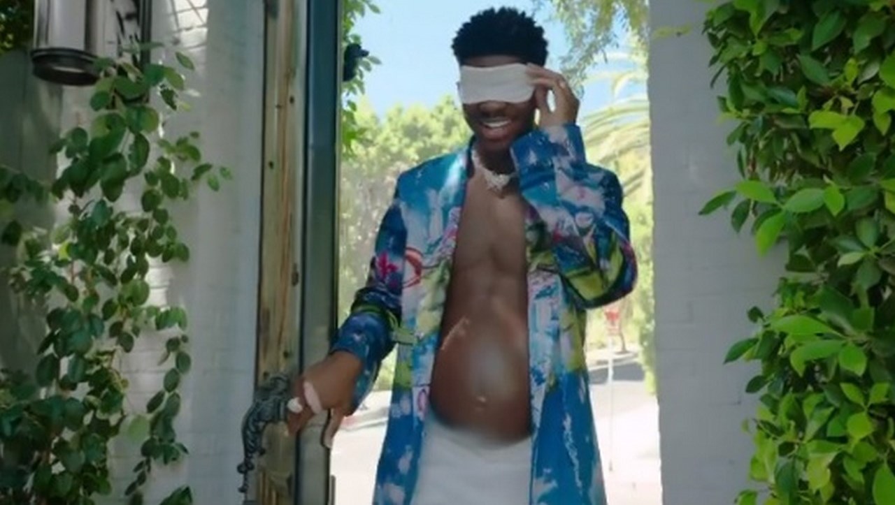 Rapero generó polémica por VIDEO en el que aparece en ’embarazado’ con contracciones