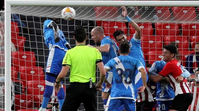 El centrocampista del Rayo Vallecano Pathé Ciss (i) marca en propia puerta, durante el partido de Liga en Primera División ante el Athletic disputado este martes en el estadio de San Mamés, en Bilbao. EFE/Miguel Toña Falcao