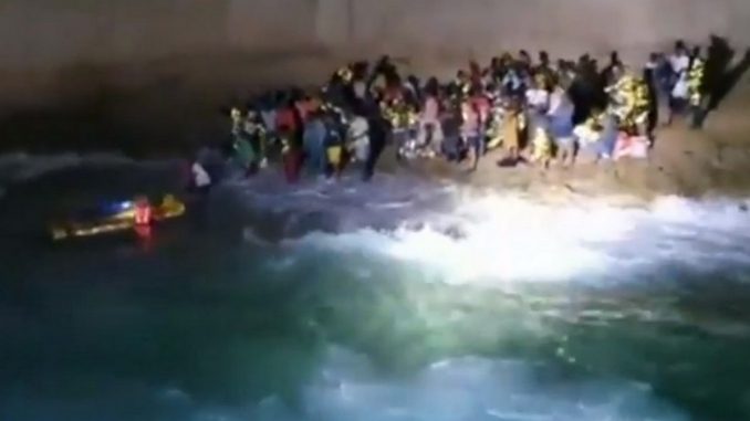 rescate de 125 migrantes cerca de una isla