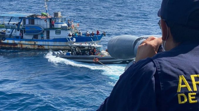 rescate-investigadores-cientificos-isla (1)