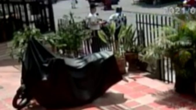 ¡Qué rabia! En Bello un tipo se le acercó ofreciéndole un volante pero la engañó, le robó el celular y dos anillos de oro ¡Qué rabia! En Bello un tipo se le acercó ofreciéndole un volante pero la engañó, le robó el celular y dos anillos de oro