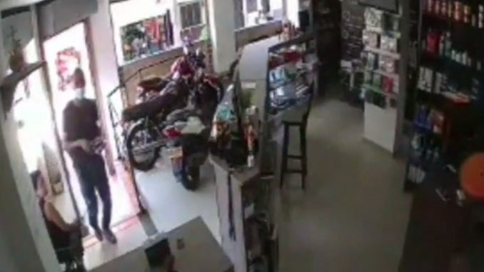 ¿Qué tal? En Bello una 'rata' se hizo pasar por vendedor de bolsas de basura y se robó un celular ¿Qué tal? En Bello una 'rata' se hizo pasar por vendedor de bolsas de basura y se robó un celular