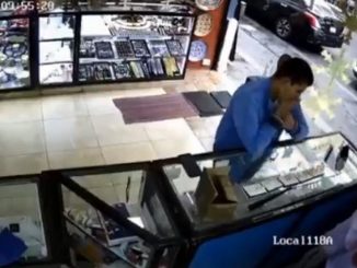 Hombre se “tragó” varios anillos de oro para lograr robarlos de una joyería 1 robo anillos tragados joyeria