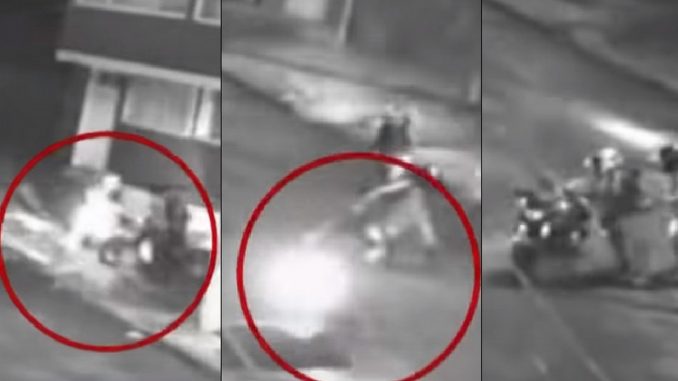 Entre cuatro lo cogieron, uno lo pateó y se le llevaron la moto Entre cuatro lo cogieron, uno lo pateó y se le llevaron la moto
