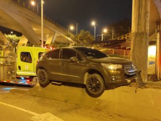 ¿Cómo se subió allá? Accidente en la Aguacatala fue atendido por Bomberos Medellín 1 separador aguacatala
