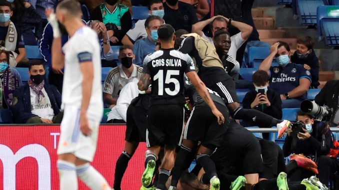 jugadores del Sheriff Tiraspol celebran el segundo gol ante el Real Madrid, durante el partido de Liga de Campeones disputado este martes en el estadio Santiago Bernabéu, en Madrid. EFE/Juanjo Martín Sheriff Tiraspol
