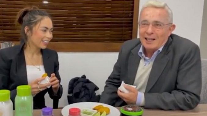 los comentarios del meme que Uribe publicó tras verse con Epa