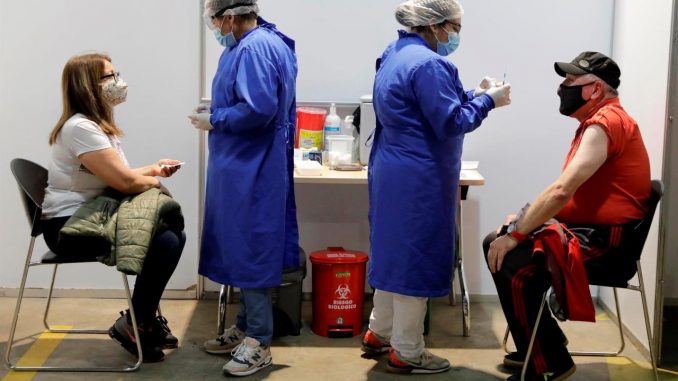 Dos personas reciben la vacuna contra la covid-19 en un centro de vacunación de Bogotá, en una fotografía de archivo. EFE/Carlos Ortega 40 millones de vacunas anal