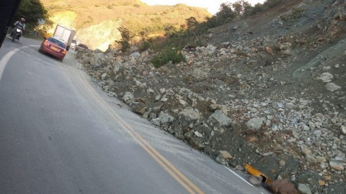 Paso a un carril en la vía entre Santa Fe de Antioquia y Cañasgordas por caída de rocas Paso a un carril en la vía entre Santa Fe de Antioquia y Cañasgordas por caída de rocas