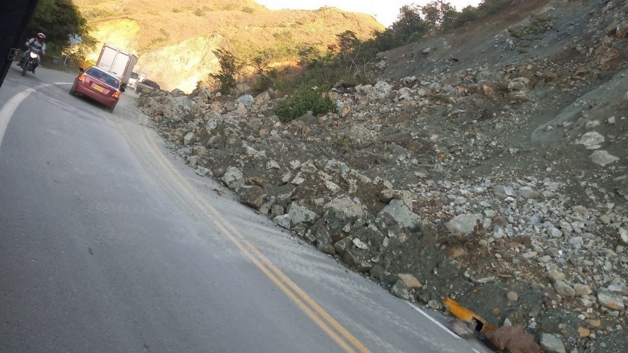 Paso a un carril en la vía entre Santa Fe de Antioquia y Cañasgordas por caída de rocas
