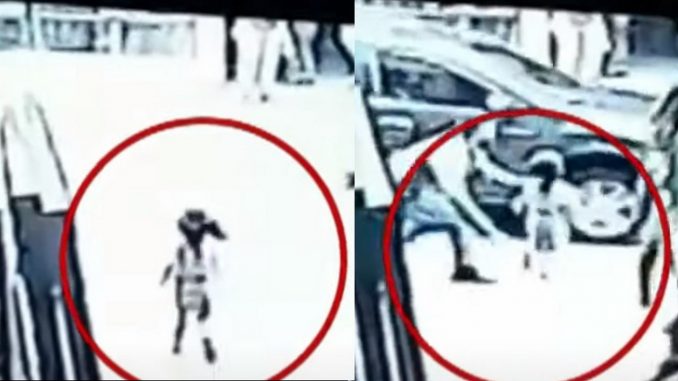 Niña salió corriendo en un centro comercial y por poco la atropella un carro Niña salió corriendo en un centro comercial y por poco la atropella un carro